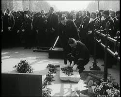 Image représentant Délégation des employés des Galeries Lafayette au Soldat Inconnu, à l'Arc de Triomphe