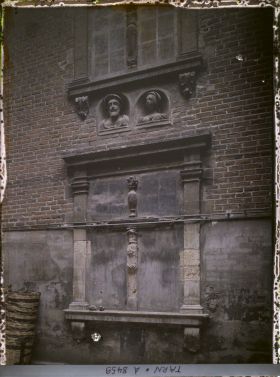 Image représentant La cour d'une maison ancienne rue Timbal, avec son puits