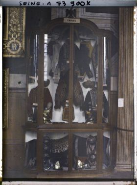 Image représentant L'hôtel des Invalides, vitrine d'uniformes de l'Empire
