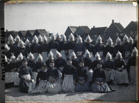 Image représentant Les élèves de l'école catholique de filles