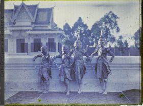 Image représentant Quatre danseuses du ballet royal, en costumes de guerriers (soldats à gauche, officiers à droite)
