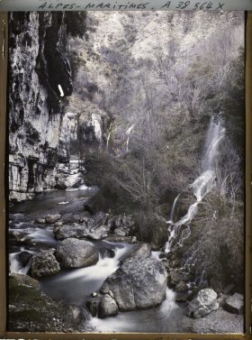 Image représentant Cascade ou Fontaine pétrifiante, vue prise du fond des gorges