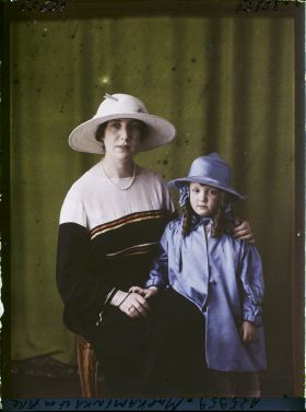 Image représentant Madame  https://musee-albert-kahn.s-museum.fr/home/NWQ2OTAwYzNmYjZlZTk1ZWQwODJmMjY4L2dlbmVyaWMtbm90aWNlLXRhYi9hdXRob3JpdHkvNjE3YTc5ZjVjZjhiODk2OGIzMzM3ZDIx/5d6900c3fb6ee95ed082f268/generic-notice-tab/authority/617a79ebcf8b8968b333705d Lucie Kamenka et sa fille  https://musee-albert-kahn.s-museum.fr/home/NWQ2OTAwYzNmYjZlZTk1ZWQwODJmMjY4L2dlbmVyaWMtbm90aWNlLXRhYi9hdXRob3JpdHkvNjE3YTc5ZjVjZjhiODk2OGIzMzM3ZDIx/5d6900c3fb6ee95ed082f268/generic-notice-tab/authority/617a79ebcf8b8968b333705e Marina