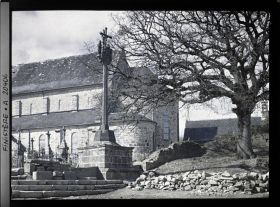 Image représentant L'église abbatiale Notre-Dame et la calvaire