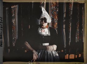 Image représentant Jeune fille en costume traditionnel