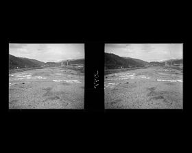 Image représentant Un cours d'eau asséché vu tu train