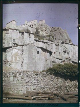 Image représentant La forteresse de la ville, de la rive droite, vue prise des bords de la Durance