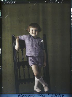 Image représentant https://musee-albert-kahn.s-museum.fr/home/NWQ2OTAwYzNmYjZlZTk1ZWQwODJmMjY4L2dlbmVyaWMtbm90aWNlLXRhYi9hdXRob3JpdHkvNjE3YTc5ZjVjZjhiODk2OGIzMzM3ZDIx/5d6900c3fb6ee95ed082f268/generic-notice-tab/authority/617a79ebcf8b8968b3336a50 L'enfant Jean Challaye