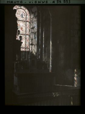 Image représentant Projection de vitraux dans une des chapelles de la Collégiale Saint-Pierre