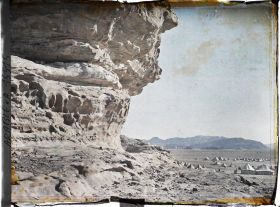 Image représentant Sous les falaises, les tentes du campement des forces arabes du royaume du Hedjaz