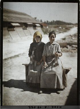 Image représentant France, Berry au Bac, Deux femmes Portugaises travaillant à la Sucrerie