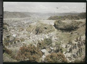 Image représentant Le cimetière (peut-être celui du quartier Kagoshima-sômuta) près de la colline Shiroyama