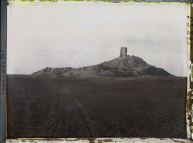 Image représentant Le tell (colline de ruines) avec les vestiges du Bit-Zida (140 mètres de hauteur), (VIe siècle avant J.-C. -?-)