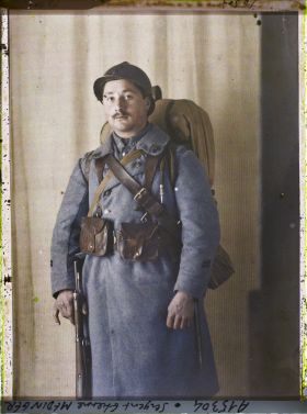 Image représentant Le sergent  https://musee-albert-kahn.s-museum.fr/home/NWQ2OTAwYzNmYjZlZTk1ZWQwODJmMjY4L2dlbmVyaWMtbm90aWNlLXRhYi9hdXRob3JpdHkvNjE3YTc5ZjVjZjhiODk2OGIzMzM3ZDIx/5d6900c3fb6ee95ed082f268/generic-notice-tab/authority/617a79ebcf8b8968b3337b72 Etienne Mesinger