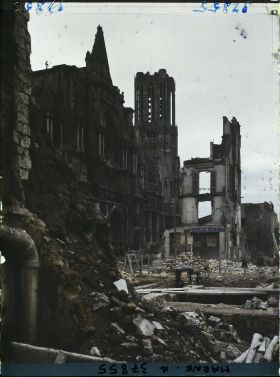 Image représentant France, Reims, Ruines vers le porche ouest de la Cathédrale