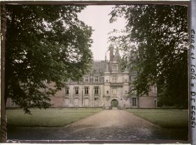 Image représentant L'avant-cour et le corps de logis principal du château