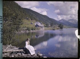 Image représentant femme assise au bord d'un lac