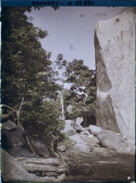 Image représentant Entrée d'un village (" Dassa-Montagne " ?) dans les collines granitiques