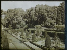 Image représentant Le bassin d'eau du jardin persan de la villa Cypris, vu en direction du nord-ouest