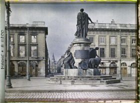 Image représentant La place Royale en ruine avec en son centre la statue de Louis XV et au fond l'Hôtel de ville
