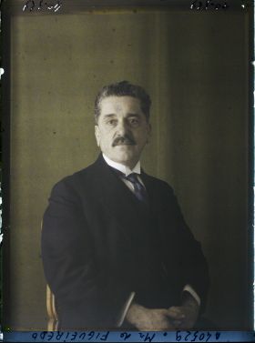 Image représentant https://musee-albert-kahn.s-museum.fr/home/NWQ2OTAwYzNmYjZlZTk1ZWQwODJmMjY4L2dlbmVyaWMtbm90aWNlLXRhYi9hdXRob3JpdHkvNjE3YTc5ZjVjZjhiODk2OGIzMzM3ZDIx/5d6900c3fb6ee95ed082f268/generic-notice-tab/authority/617a79ebcf8b8968b3336d2d Monsieur de Figueiredo