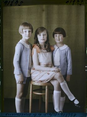 Image représentant Les enfants de la  https://musee-albert-kahn.s-museum.fr/home/NWQ2OTAwYzNmYjZlZTk1ZWQwODJmMjY4L2dlbmVyaWMtbm90aWNlLXRhYi9hdXRob3JpdHkvNjE3YTc5ZjVjZjhiODk2OGIzMzM3ZDIx/5d6900c3fb6ee95ed082f268/generic-notice-tab/authority/617a79ebcf8b8968b333767e Duchesse de La Rochefoucauld,  https://musee-albert-kahn.s-museum.fr/home/NWQ2OTAwYzNmYjZlZTk1ZWQwODJmMjY4L2dlbmVyaWMtbm90aWNlLXRhYi9hdXRob3JpdHkvNjE3YTc5ZjVjZjhiODk2OGIzMzM3ZDIx/5d6900c3fb6ee95ed082f268/generic-notice-tab/authority/617a79ebcf8b8968b3337681 Isabelle,  https://musee-albert-kahn.s-museum.fr/home/NWQ2OTAwYzNmYjZlZTk1ZWQwODJmMjY4L2dlbmVyaWMtbm90aWNlLXRhYi9hdXRob3JpdHkvNjE3YTc5ZjVjZjhiODk2OGIzMzM3ZDIx/5d6900c3fb6ee95ed082f268/generic-notice-tab/authority/617a79ebcf8b8968b333767f François et Philippe