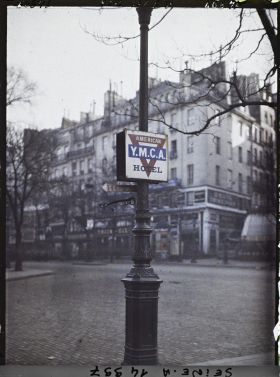 Image représentant Sur les grands boulevards, indications sur un reverbère d'un hôtel Y.M.C.A.