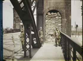 Image représentant Allemagne, Duisburg, Occupation Française Sentinelle belge sur le Pont de la Rhur