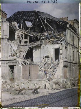 Image représentant Maison partiellement détruite pendant un bombardement, rue de Cernay