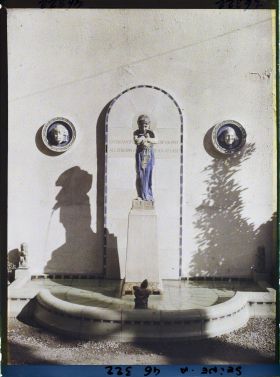 Image représentant L'exposition des arts décoratifs, Fontaine en faïence du pavillon de la Grande-Bretagne