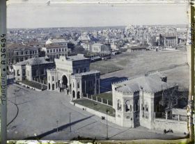 Image représentant La porte monumentale du Seraskerat ou Ministère de la Guerre de l'Empire ottoman (actuelle université)
