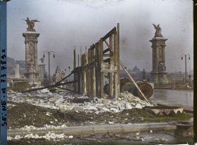 Image représentant L'exposition des arts décoratifs, démolition des pavillons sur l'esplanade des Invalides, à l'entrée du pont Alexandre III