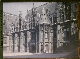 Image représentant Le palais de justice vu de la cour