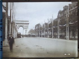 Image représentant Les Champs-Elysées décorés après les fêtes de la Victoire des 13 et 14 juillet 1919