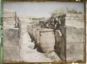 Image représentant L'un des magasins du Palais et son alignement de Ptithos (jarres), dont les décors en relief imitent les cordages