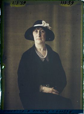 Image représentant https://musee-albert-kahn.s-museum.fr/home/NWQ2OTAwYzNmYjZlZTk1ZWQwODJmMjY4L2dlbmVyaWMtbm90aWNlLXRhYi9hdXRob3JpdHkvNjE3YTc5ZjVjZjhiODk2OGIzMzM3ZDIx/5d6900c3fb6ee95ed082f268/generic-notice-tab/authority/617a79ebcf8b8968b3336c96 Madame Marguerite d'Escatha