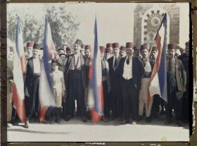 Image représentant La " Délégation du Liban ", composée de notables, au pied de la tour de l'Horloge lors de la réception du général Gouraud