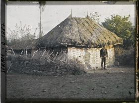 Image représentant Un membre de la " zadruga " de Marco Mtrowitch devant une grange de l'exploitation