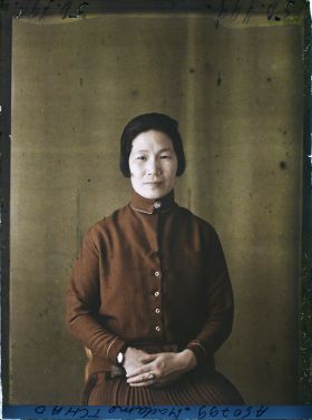 Image représentant https://musee-albert-kahn.s-museum.fr/home/NWQ2OTAwYzNmYjZlZTk1ZWQwODJmMjY4L2dlbmVyaWMtbm90aWNlLXRhYi9hdXRob3JpdHkvNjE3YTc5ZjVjZjhiODk2OGIzMzM3ZDIx/5d6900c3fb6ee95ed082f268/generic-notice-tab/authority/617a79eacf8b8968b33365a3 Madame Tchao