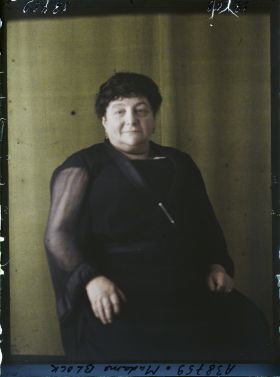 Image représentant https://musee-albert-kahn.s-museum.fr/home/NWQ2OTAwYzNmYjZlZTk1ZWQwODJmMjY4L2dlbmVyaWMtbm90aWNlLXRhYi9hdXRob3JpdHkvNjE3YTc5ZjVjZjhiODk2OGIzMzM3ZDIx/5d6900c3fb6ee95ed082f268/generic-notice-tab/authority/617a79ebcf8b8968b33368ca Madame Block