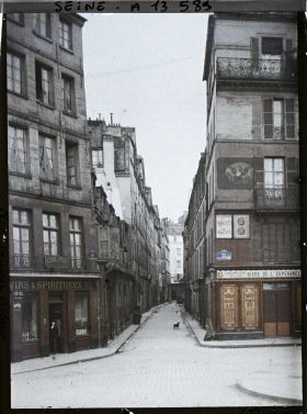 Image représentant La rue Maître-Albert vue du quai de Montebello ; A droite, la rue des Grands-Degrés