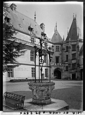 Image représentant Le puits dans la cour intérieure du château