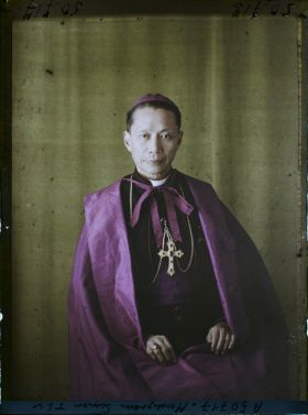 Image représentant https://musee-albert-kahn.s-museum.fr/home/NWQ2OTAwYzNmYjZlZTk1ZWQwODJmMjY4L2dlbmVyaWMtbm90aWNlLXRhYi9hdXRob3JpdHkvNjE3YTc5ZjVjZjhiODk2OGIzMzM3ZDIx/5d6900c3fb6ee95ed082f268/generic-notice-tab/authority/617a79eacf8b8968b33365a2 Monseigneur Tsu Kai-Min Simon