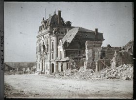 Image représentant France, Montdidier, L'Hôtel de Ville et ruines