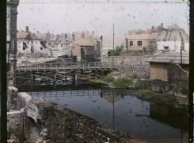 Image représentant France, Armentières, Maisons neuves le long de la Lys