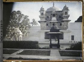 Image représentant Kiosques, bassin et tour ronde couronnée d'une coupole du palais flottant de Jag Mandir édifié au 17è siècle sur le lac Pichola