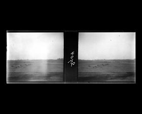 Image représentant Des sépultures (tumuli) au milieu des champs