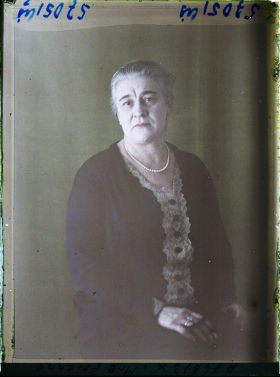 Image représentant https://musee-albert-kahn.s-museum.fr/home/NWQ2OTAwYzNmYjZlZTk1ZWQwODJmMjY4L2dlbmVyaWMtbm90aWNlLXRhYi9hdXRob3JpdHkvNjE3YTc5ZjVjZjhiODk2OGIzMzM3ZDIx/5d6900c3fb6ee95ed082f268/generic-notice-tab/authority/617a79ebcf8b8968b3336ca1 Madame Etienne