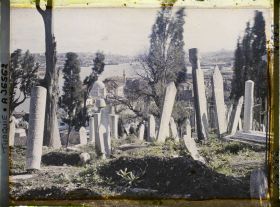 Image représentant Dans le cimetière d'Eyüp. Au fond, la Corne d'Or