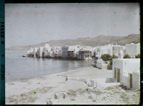 Image représentant Les maisons au bord de la mer; vue prise des moulins